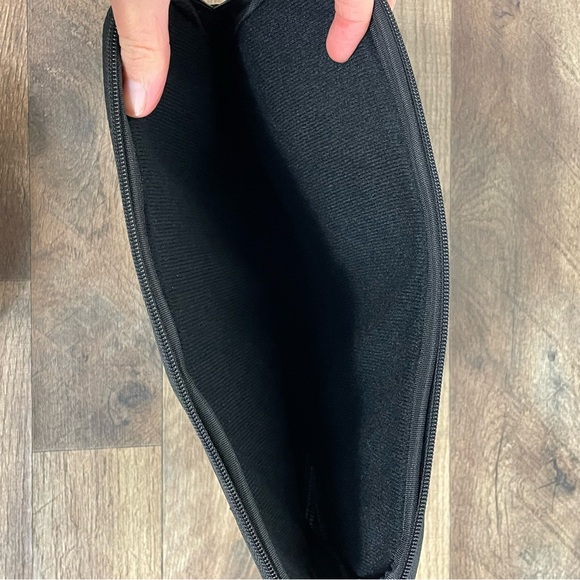 SwissGear The Maya Black and Gray Computer Sleeve - Picture 6 of 9